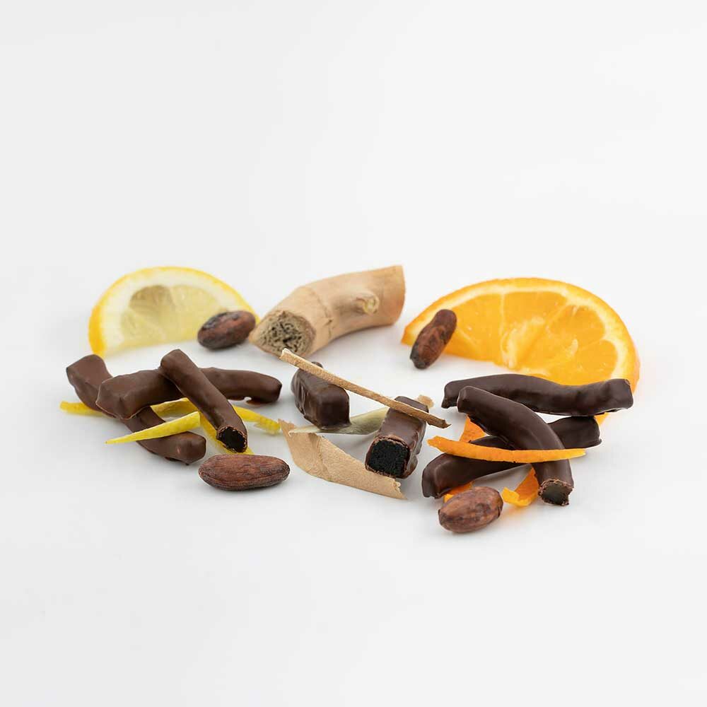 Mise en scène de chocolateries gourmandes avec leurs ingrédients : écorces de citron et d'orange, gingembre de l'Atelier de Thomas
