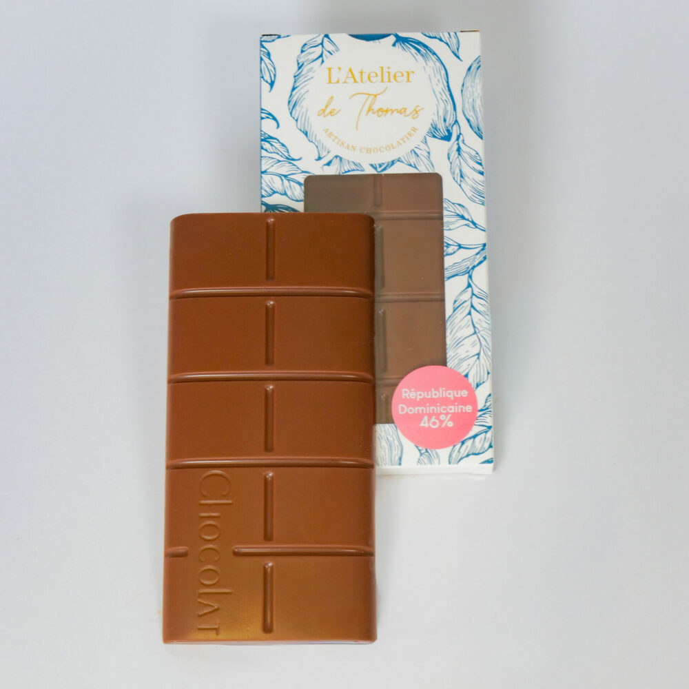 Tablette de chocolat au lait pure origine République Dominicaine 46 %, fabriquée artisanalement par L’Atelier de Thomas.