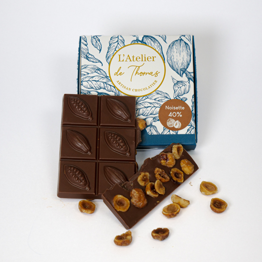 Tablette gourmande au chocolat au lait 40 % et noisettes du Piémont, fabriquée artisanalement par L’Atelier de Thomas.