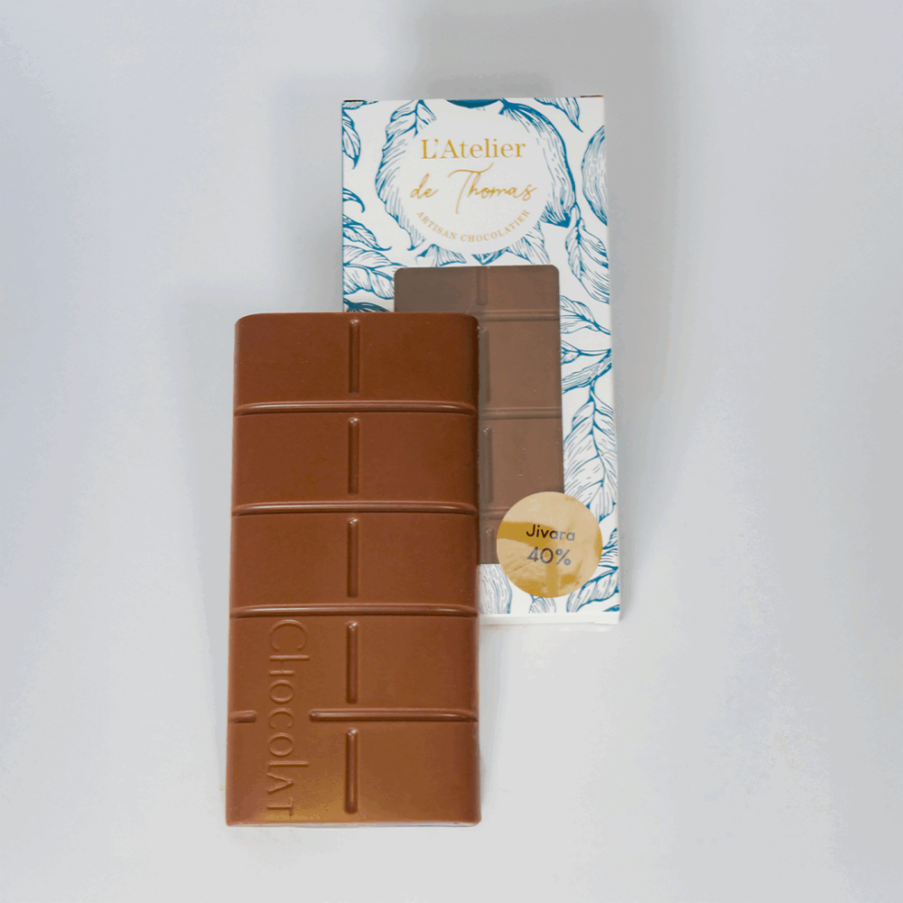 Tablette de chocolat au lait Jivara 40 %, fabriquée artisanalement par L’Atelier de Thomas.