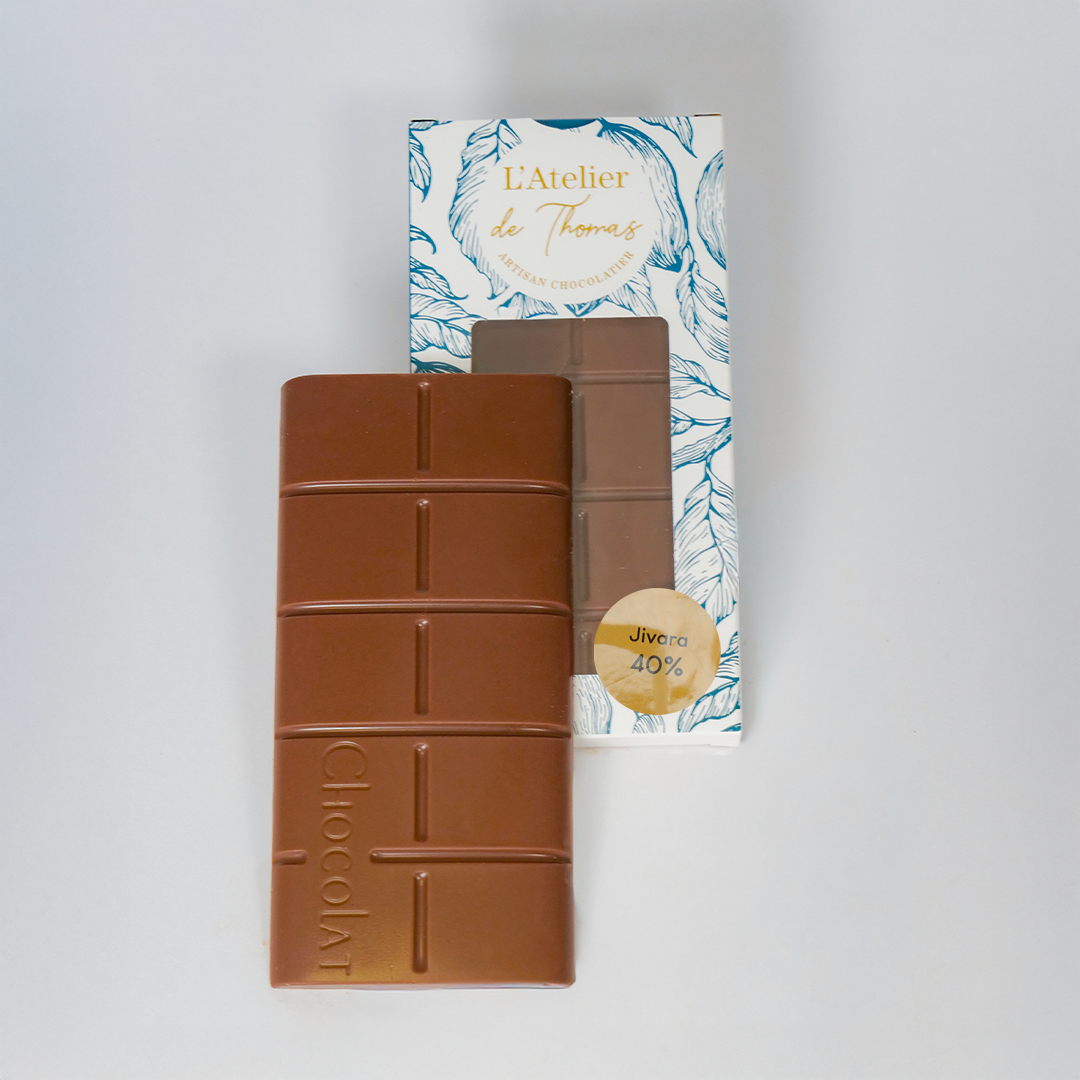 Tablette de chocolat au lait Jivara 40 %, fabriquée artisanalement par L’Atelier de Thomas.