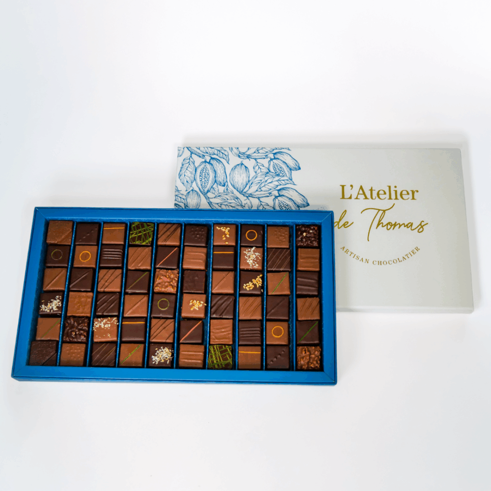 Très grande boîte de 450 g de chocolats assortis artisanaux de L’Atelier de Thomas.