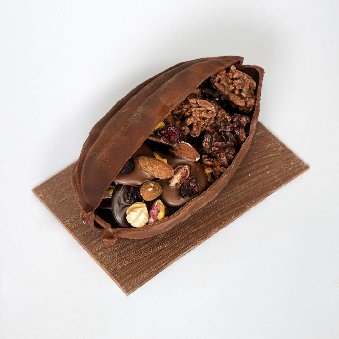 Cabosse en chocolat garnie de fruits secs et de gourmandises artisanales de L’Atelier de Thomas.
